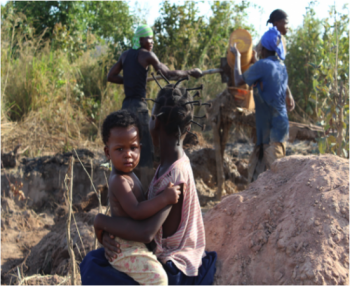 Deux enfants (bébé et sa nourrice) et leur mère creuseuse dans une mine a Manono 